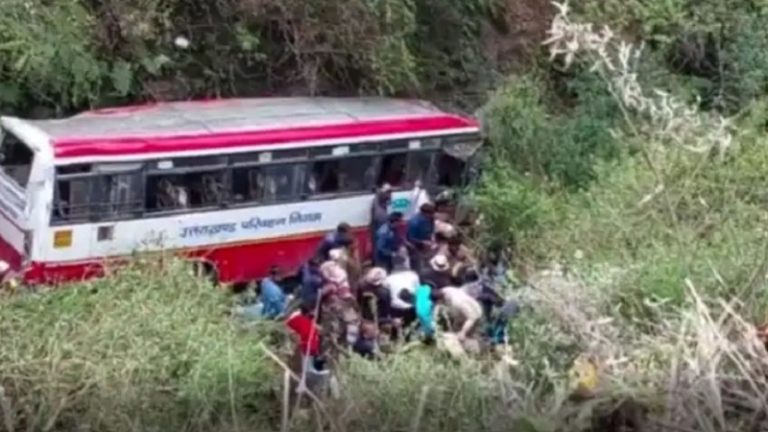 गुटखा खाने के लिए छोड़ी स्टीयरिंग…बस 70 फीट गहरी खाई में गिरी: उत्तराखंड के बस हादसे में 2 की मौत, 38 घायल