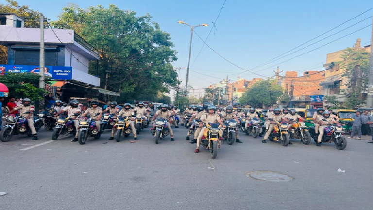 जहाँगीरपुरी में दिल्ली पुलिस का फ्लैग मार्च, रामनवमी के तरह हनुमान जन्मोत्सव पर भी शोभा यात्रा निकालने की नहीं दी अनुमति