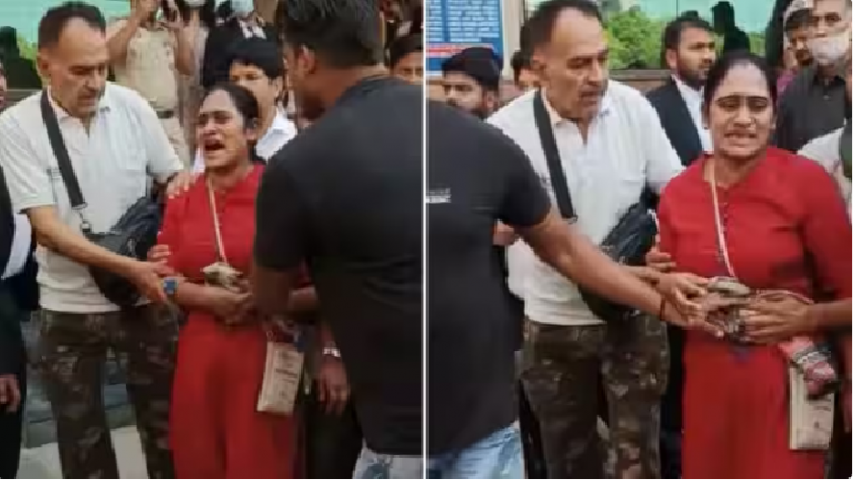 वकील बनकर आया हमलावर, महिला को चार गोली मारकर हुआ फरार: दिल्ली के साकेत कोर्ट में गवाही देने आई थी, पति पर हमले का शक