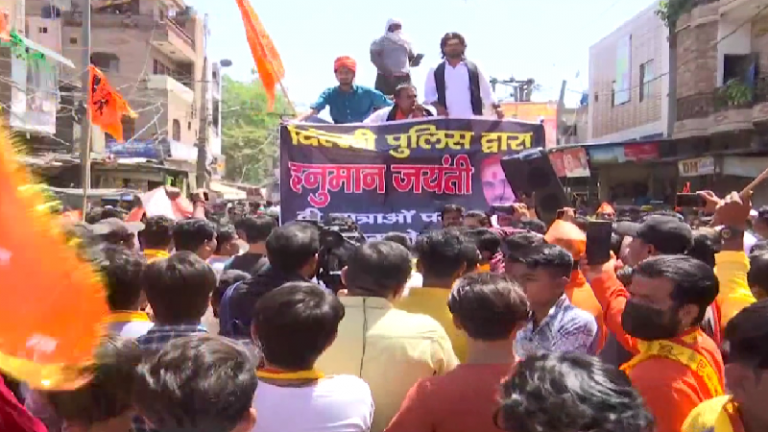 जय श्रीराम के जयकारों से गूँजा जहाँगीरपुरी, लहराया भगवा: हनुमान जन्मोत्सव पर निकली शोभायात्रा, चप्पे-चप्पे पर थी दिल्ली पुलिस की नजर
