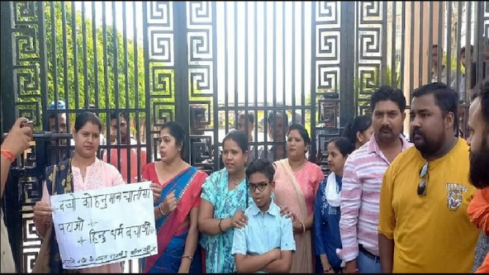 हाथरस बीएलएस इंटरनेशनल स्कूल के बाहर प्रदर्शन