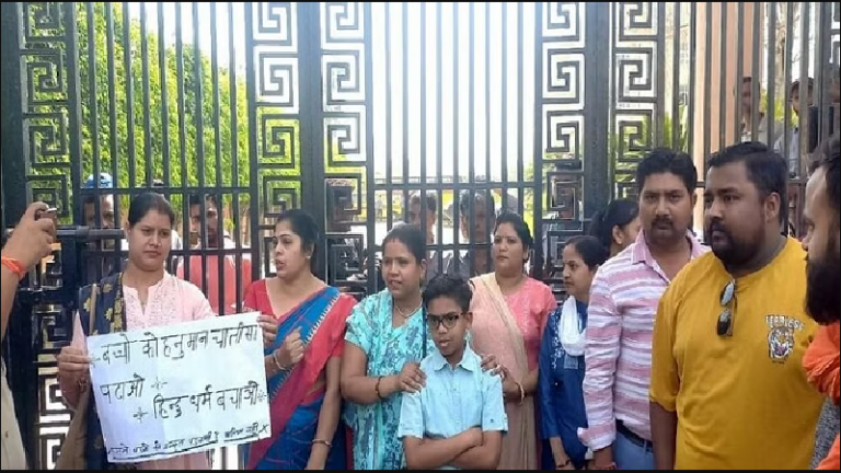 रमजान में बच्चों से नमाज पढ़वा रहा था हाथरस का BLS स्कूल: हनुमान चालीसा पढ़कर विरोध, प्रिंसिपल सोनिया और टीचर इरफान-रिजवान निष्कासित
