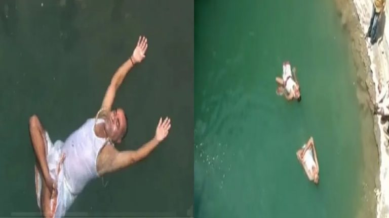 ‘फ्लोटिंग बाबा’ को चैलेंज करने कुएँ में कूदा अंधश्रद्धा निर्मूलन समिति का अध्यक्ष, डेढ़ मिनट में ही धोती खुली: देखिए Video , 24 घंटे पानी के ऊपर ‘योग मुद्रा’ में रहने की थी बात