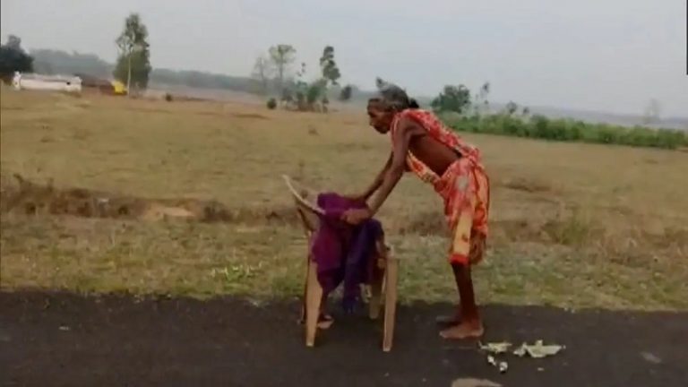 टूटी कुर्सी को बनाया सहारा, 70 साल की बुजुर्ग महिला को चिलचिलाती धूप में नंगे पैर कई किमी चलना पड़ा पैदल… Video देख निर्मला सीतारमण ने बैंक को फटकारा