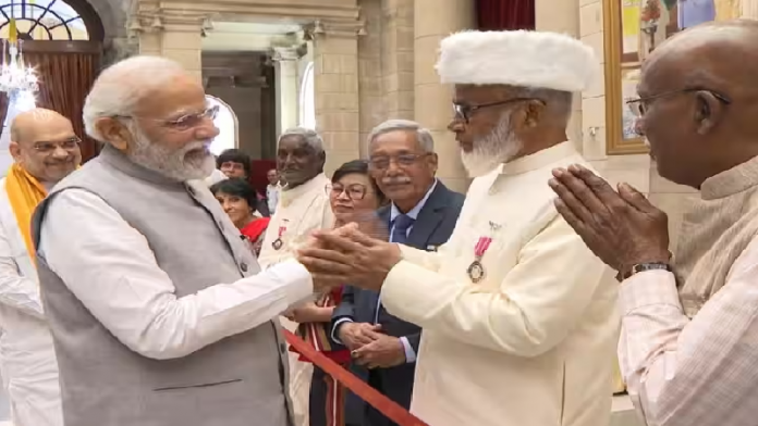 प्रधानमंत्री नरेंद्र मोदी के साथ पद्म श्री शाह रशीद कादरी