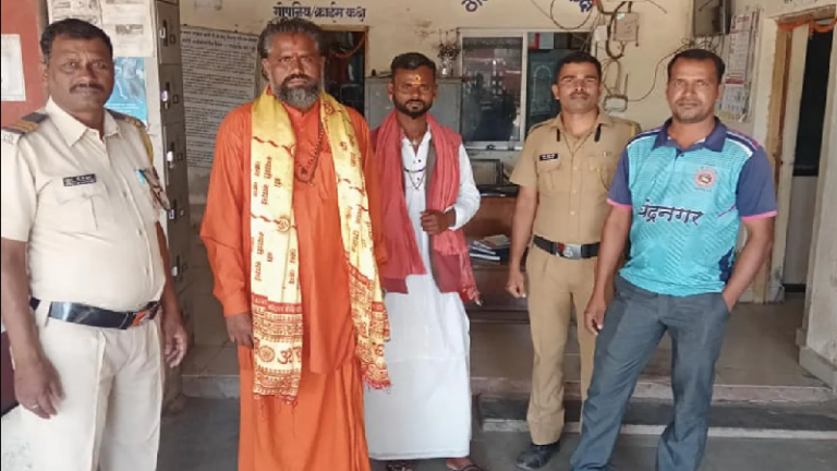 वही महाराष्ट्र, वही पालघर, लेकिन सरकार अलग… पुलिस ने 2 साधुओं को मॉब लिंचिंग से बचाया, इस बार भी ‘बच्चा चोर’ के अफवाह के बाद जुट गई थी भीड़