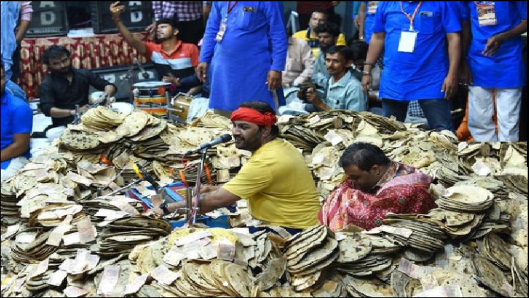 गुजरात के मंदिर में एक भजन ऐसा भी… मंच पर पशु-पक्षियों के भोजन के लिए भक्तों ने लगा दिया रोटियों का ढेर: देखिए Video