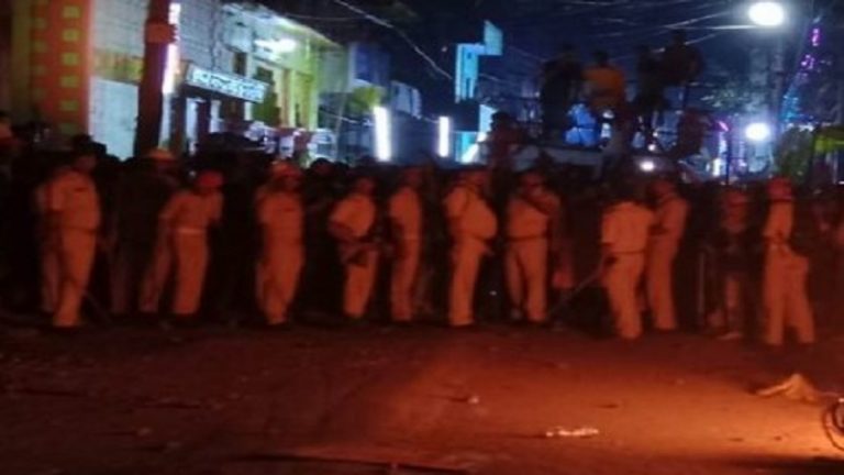 साहिबगंज में मूर्ति विसर्जन के वक्त छतों से पत्थरबाजी, पुलिसकर्मी घायल: रिपोर्ट का दावा- बाइक भी फूँकी गई