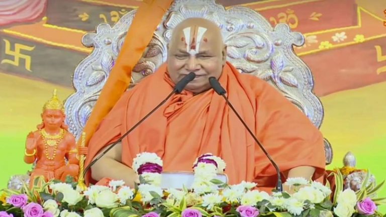 ‘कड़ा भी पहनो, कटार भी चलाओ’: हिंदू लड़कियों से बोले रामभद्राचार्य, लव जिहाद पर कहा- विधर्मी गलत दृष्टि से देखें तो आँखें निकाल लो, मुकदमे का मैं देख लूँगा