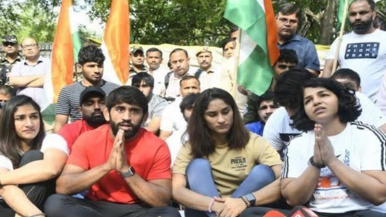 ‘राजनीतिक दल दूर रहें’ से ‘सभी पार्टियाँ हमारा समर्थन करें’ तक कैसे पहुँच गए जंतर-मंतर पर जुटे पहलवानः जानिए सब कुछ