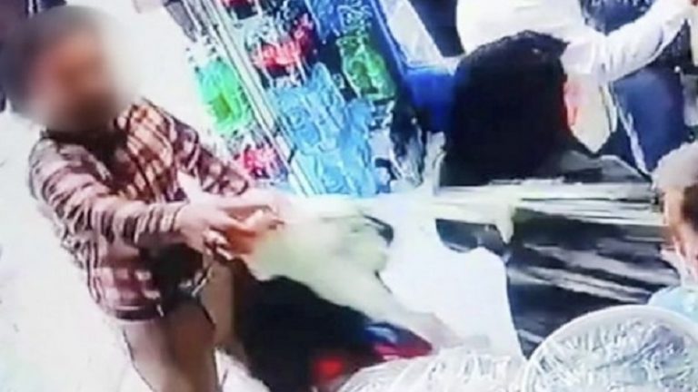 ‘हिजाब नहीं पहना तो छोड़ेंगे नहीं’ : ईरान में खुला सिर लेकर घूम रही माँ-बेटी गिरफ्तार, कट्टरपंथी ने गुस्से में खोपड़ी पर दही फेंकी