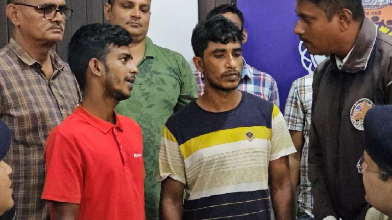 तार काट घुसे-₹5000 एंट्री फी, ₹1500 में बंगाल में आधार कार्ड बनवाया; 5 साल से भारत में कर रहे थे अपराध: छत्तीसगढ़ में पकड़े गए बांग्लादेशी घुसपैठियों ने किया खुलासा