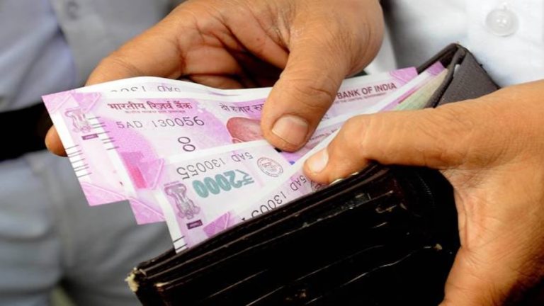 2000 रुपए के नोट वाले ध्यान दें: 23 मई 2023 से 30 सितंबर 2023 तक बैंक में जाकर इन्हें बदल लें, सर्कुलेशन पर RBI की रोक