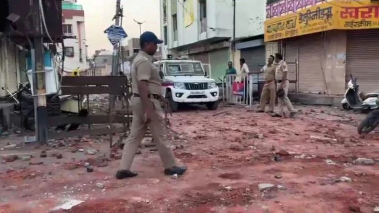 महाराष्ट्र के अकोला में इंस्टाग्राम पोस्ट पर भड़की हिंसा, भीड़ ने थाने पहुँचकर गाड़ियों में आग लगाई: दावा- 1 की मौत, 25 गिरफ्तार
