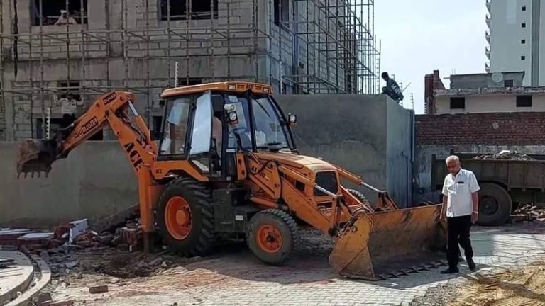 सरकारी जमीन पर पहले बनाए 2 कमरे, फिर अंदर ही अंदर बना डाली मजार: अलीगढ़ में UP पुलिस ने बुलडोजर से किया मटिया-मेट