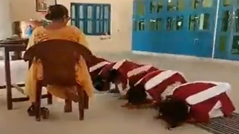 स्कूल में छात्राओं को टीचर ने करवाई नमाज पढ़ने की प्रैक्टिस, पुरानी Video वायरल: पुलिस कर रही जाँच, प्रिंसिपल ने कहा- ये नाटक की रिहर्सल थी