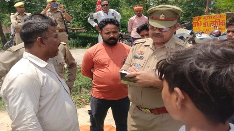 माँ दुर्गा की मंदिर में घुसे, प्रतिमा की ऊँगलियाँ तोड़ी, चक्र फेंका-उखाड़ दिया ध्वज: हिंदू संगठनों का प्रदर्शन, बरेली पुलिस ने दर्ज की FIR