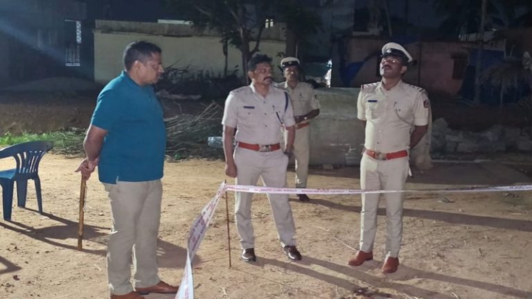 भतीजा कॉन्ग्रेस समर्थक, चाचा बीजेपी सपोर्टर… कर्नाटक में पटाखे फोड़ने से रोका तो कुल्हाड़ी से काटकर कर दी हत्या