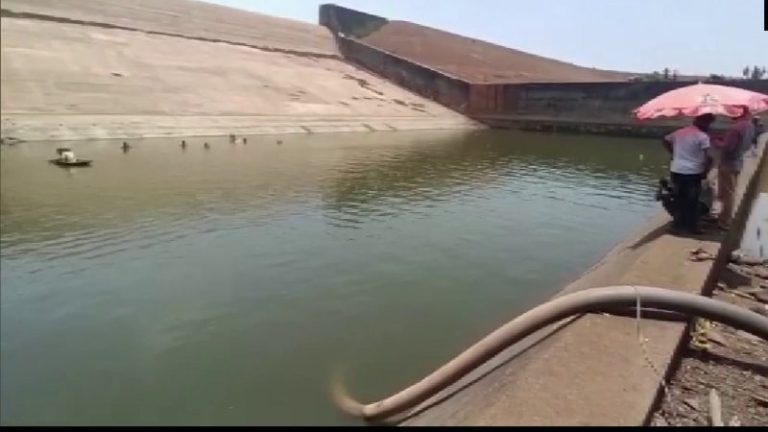 सिर्फ फोन खोजने के लिए छत्तीसगढ़ के फूड इंस्पेक्टर ने बाँध से निकलवाया 41 लाख लीटर पानी, सेल्फी लेते हुए डैम में गिरा था: शिकायत के बाद सस्पेंड