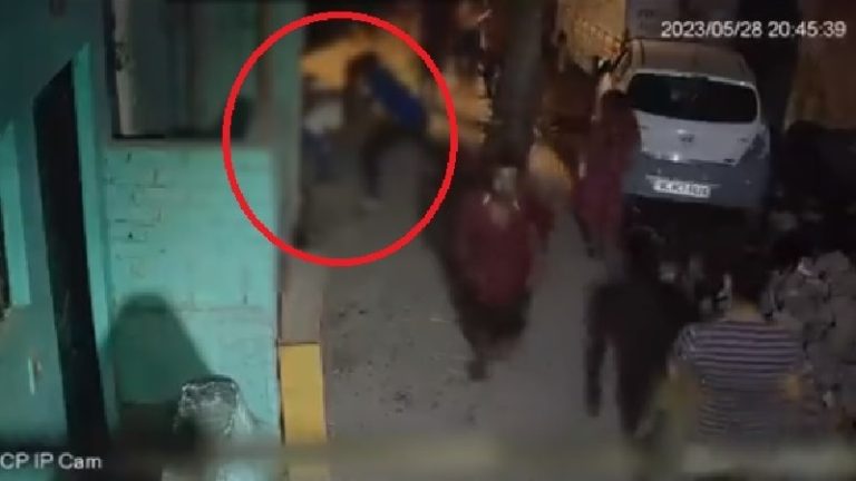 16 साल की साक्षी को साहिल ने 20 बार चाकू से गोदा, फिर पत्थर से सिर कुचल डाला: तमाशबीन बनी देखती रही दिल्ली, दिल दहलाने वाला CCTV