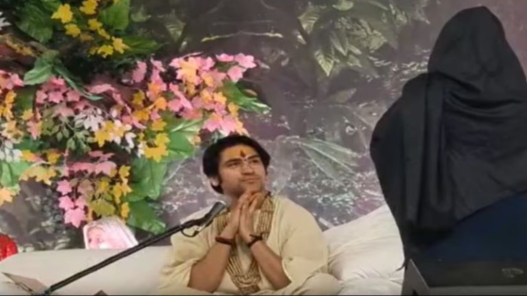 बांग्लादेश से आई, सनातनी बनने की अर्जी ले बागेश्वर सरकार के पास पहुँची: कहा- रामनाम जपने से सुकून मिलता है, बालाघाट की कथा में कइयों ने की घर वापसी