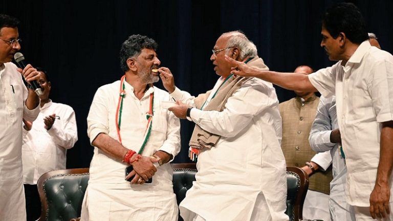 ब्लैकमेल नहीं, पीठ में छुरा नहीं, पैतृक संपत्ति नहीं…  दिल्ली आने से पहले कर्नाटक CM पोस्ट पर शिवकुमार ने कॉन्ग्रेस आलाकमान को ललकारा भी, पुचकारा भी