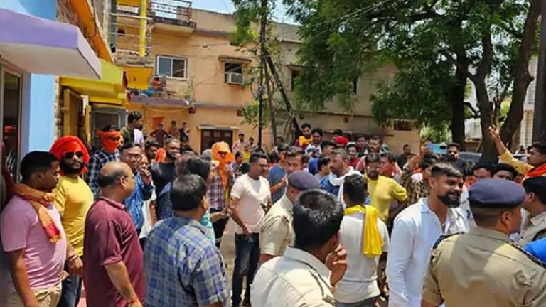 दिल्ली से कपड़ा बेचने छत्तीसगढ़ गया हसन खान, आधी रात गाय से रेप करते CCTV में हुआ कैद: गिरफ्तारी को लेकर हिंदुवादी संगठनों ने किया घेराव