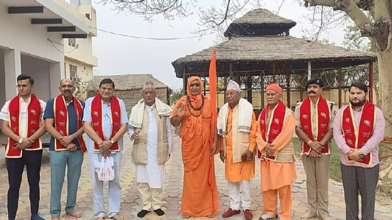 ‘हिन्दू राष्ट्र बने भारत’: मथुरा पहुँचे नेपाल के पूर्व मुख्य न्यायाधीश ने की माँग, बोले – इससे पूरी दुनिया पर पड़ेगा सकारात्मक प्रभाव, शंकराचार्य का लिया आशीर्वाद
