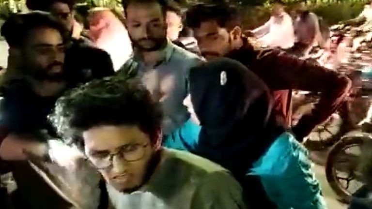 अब इंदौर में मुस्लिम युवती के साथ दिखने पर हिन्दू युवक को इस्लामी कट्टरपंथियों ने पीटा, बीच-बचाव करने आए 2 लोगों पर चाकू से हमला: 50 पर FIR, 6 गिरफ्तार