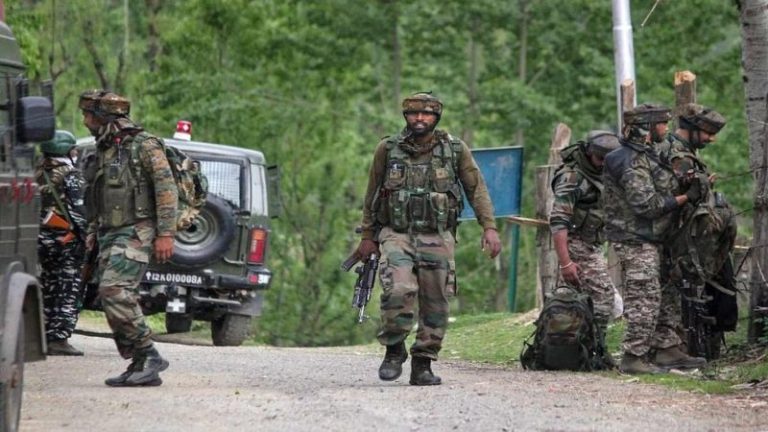 कश्मीर के राजौरी में मुठभेड़ के वक्त बम धमाका, 5 जवान बलिदान: सेना की कार्रवाई जारी, आतंकियों को ढूँढने में हेलीकॉप्टर लगे