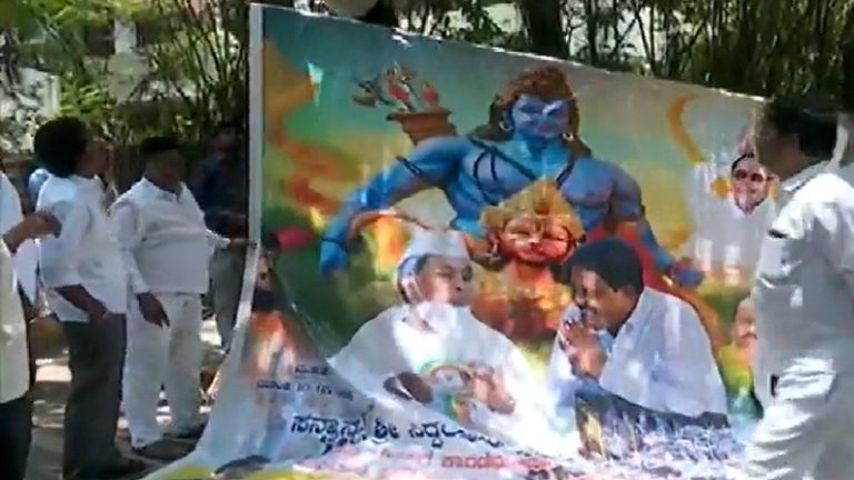 सिद्धारमैया के घर के बाहर से हटाया गया भगवान श्रीराम और बजरंग बली वाला पोस्टर, चुनाव के दौरान लगाया था: लोगों ने बताया ‘चुनावी हिन्दू’