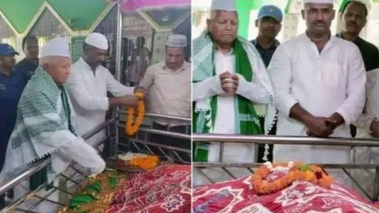 सिर पर इस्लामी टोपी, कंधे पर हरा गमछा… तबीयत में सुधार होते ही लालू प्रसाद यादव घर से निकलकर सीधे पहुँचे मजार, दुआ पढ़ने का वीडियो वायरल