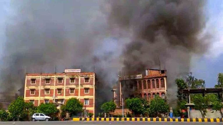 मणिपुर में दंगाइयों को देखते ही गोली मारने का आदेश, अमित शाह ने रद्द की कर्नाटक में अपनी चुनावी रैलियाँ: मणिपुर में 53% मैतेई, लेकिन उनके पास सिर्फ 10% जमीन