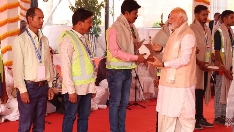 गुजराती PM, तमिल ‘सेंगोल’, दिल्ली का संसद भवन, राजस्थान के पत्थर, महाराष्ट्र की लकड़ियाँ, 60000 श्रमिक… लोकतंत्र का नया मंदिर भारत की एकता का प्रतीक