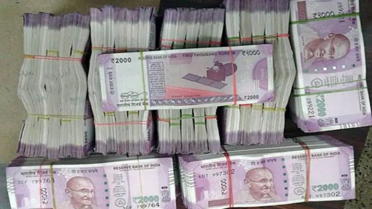 राजस्थान में सरकारी दफ्तर से ‘घूस’ का ₹2.32 करोड़ कैश बरामद, अलमारी से निकली सोने की ईंट: जॉइंट डायरेक्टर ठेका देने के बदले लेता था कमीशन, 8 हिरासत में