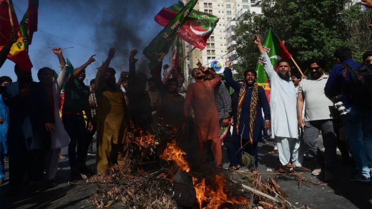 इमरान खान की गिरफ्तारी को लेकर पूरे पाकिस्तान में प्रदर्शन, जगह-जगह हिंसा: 3 की मौत और दर्जनों घायल, इंटरनेट सेवा पर प्रतिबंध