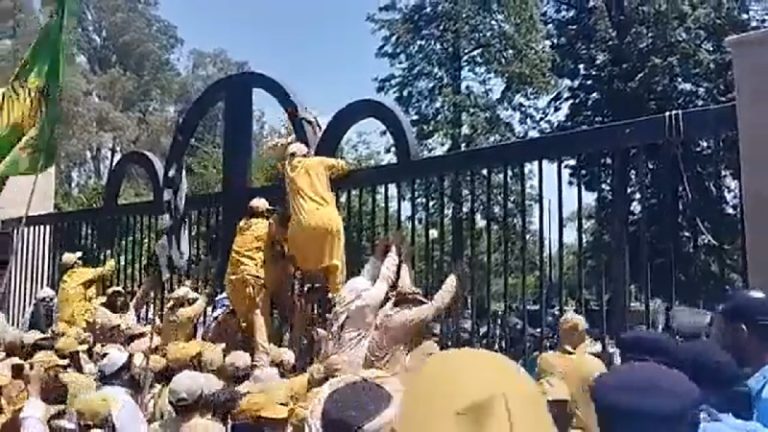 पाकिस्तान की सुप्रीम कोर्ट पर भीड़ का हमला, इमरान खान को रिहा किए जाने पर भड़के हैं विरोधी: बीवी भी जमानत के लिए पहुँची लाहौर हाईकोर्ट
