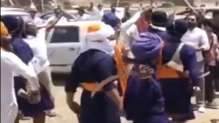 पंजाब में डंडे-तलवारों के साथ चर्च पर हमला, दावा- निहंगों ने की बाइबिल की बेअदबी भी: ईसाई पक्ष ने भी चलाए ईंट-पत्थर
