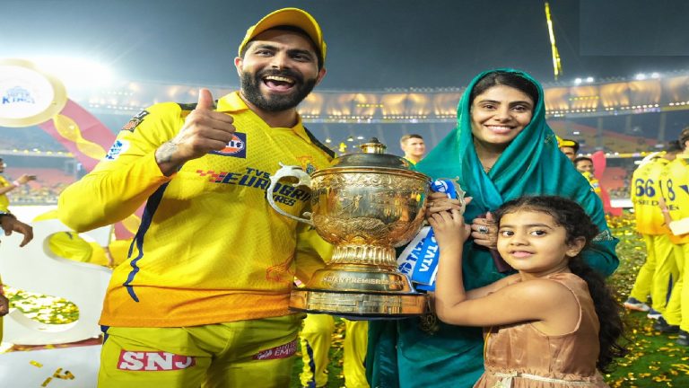 IPL में CSK की जीत के बाद BJP विधायक रीवाबा ने छुए पति रवींद्र जडेजा के पाँव, साड़ी में देख कर गदगद लोगों ने कहा – ये है भारतीय संस्कृति