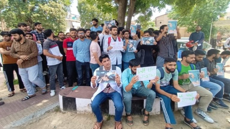 ‘ये पवित्र गाथा नहीं, विवादित फिल्म है’: द केरल स्टोरी पर जम्मू मेडिकल कॉलेज में हंगामा, क्लासें खाली-प्रदर्शन शुरू