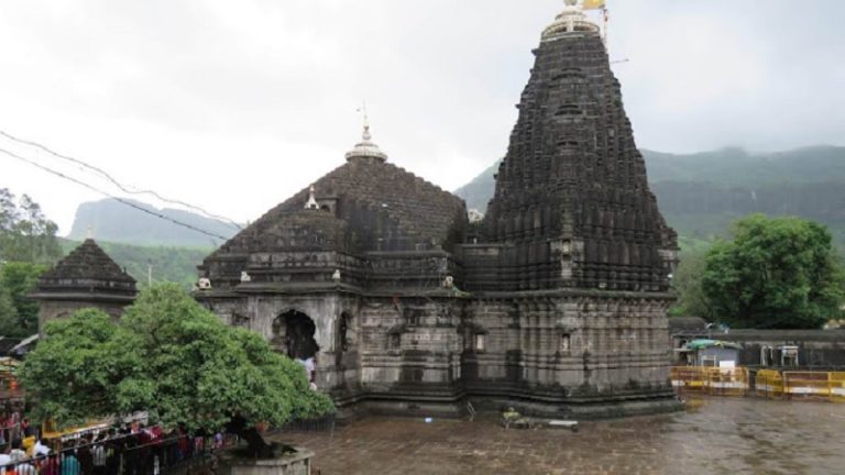 त्रयंबकेश्वर मंदिर में घुस कर शिवलिंग पर चादर चढ़ाने की कोशिश, सतर्क सुरक्षाकर्मियों ने मुस्लिमों को रोका: मंदिर के पास ही चल रहा था उर्स का मजहबी आयोजन