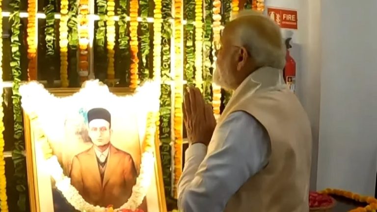 वीर सावरकर को नए संसद भवन में श्रद्धांजलि, PM नरेंद्र मोदी ने कहा – उनके त्याग, साहस और संकल्प-शक्ति की गाथाएँ आज भी देती हैं प्रेरणा