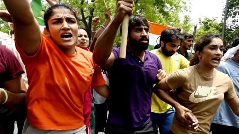 शुरू से एक्शन लेती रही सरकार, फिर भी राजनीति की गंगा में बहे पहलवान: बृजभूषण बनाम हुड्डा की लड़ाई में मेडल भी दाँव पर लगाया, खेल संघों में दखल नहीं दे सकता मंत्रालय