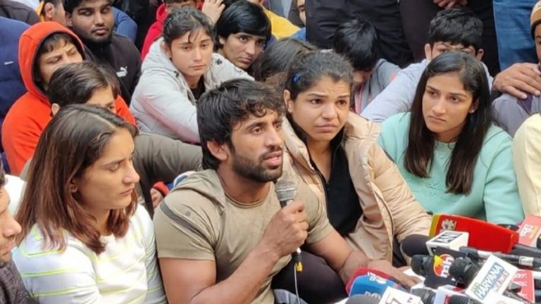 ‘FIR हो गई, सुरक्षा मिल गई’: सुप्रीम कोर्ट ने बंद की जंतर-मंतर वाले पहलवानों की फाइल, बजरंग पुनिया बोले- मेडल/अवॉर्ड लौटा देंगे; दिल्ली की सीमाओं पर अलर्ट