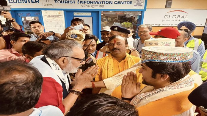 पंडित धीरेंद्र शास्त्री का स्वागत करते गिरिराज सिंह