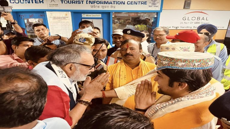 बागेश्वर धाम के कार्यक्रम पर आतंकी हमले का साया! बिहार पहुँचे धीरेन्द्र शास्त्री का केंद्रीय मंत्री ने किया स्वागत, मनोज तिवारी ने गाड़ी ड्राइव कर होटल तक पहुँचाया