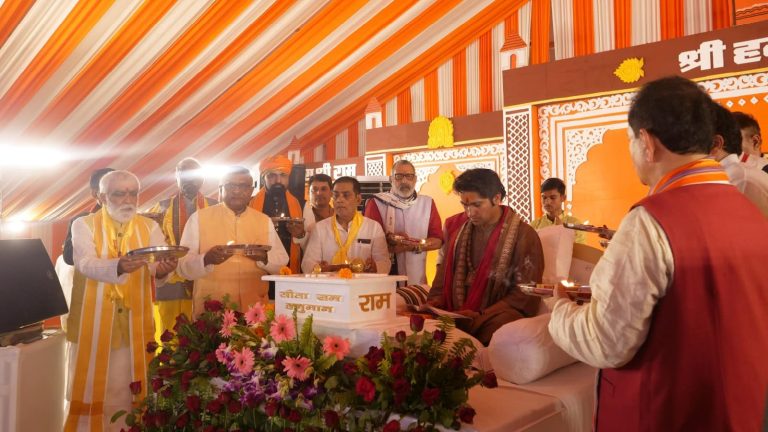 कुत्ते भौंकते हैं, हाथी मस्त होकर बढ़ता चला जाता है… बिहार में शुरू हुआ बागेश्वर बाबा का कथा आयोजन: विरोधियों के भी लगवाए जयकारे, BJP नेताओं का जमघट