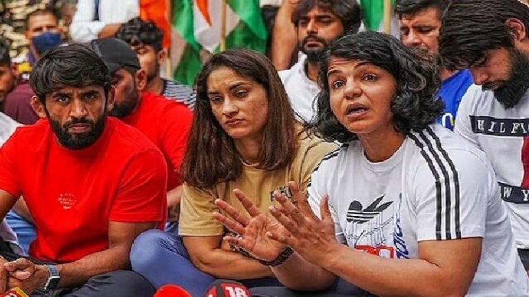 जिसके कारण बृजभूषण पर लगा पॉक्सो, उसकी उम्र पर भी सवाल: चाचा बोले- मेरी भतीजी का विनेश, साक्षी और पूनिया ने किया इस्तेमाल, पिता बोले- 16 की उम्र में ही शोषण