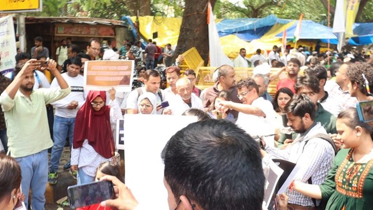पहलवानों के धरने में घुसा ‘आजादी गैंग’, लगे अखलाक-जुनैद के नारे, पत्रकार ने किया सवाल तो कहा- आग मत लगाओ, बृजभूषण का प्रवक्ता