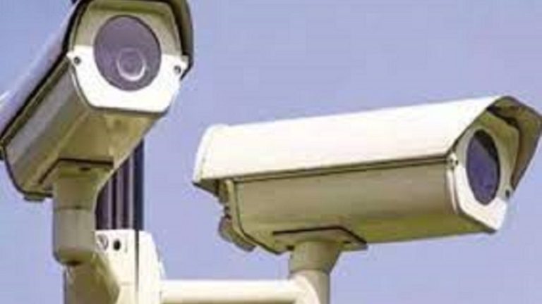 बिना हेलमेट स्कूटर पर महिला मित्र के साथ सवारी, पत्नी के पास पहुँच गया AI कैमरे का फोटो और चालान: केरल में पति को जाना पड़ा जेल